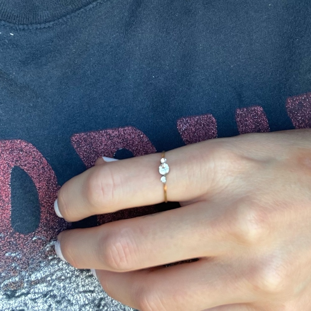 Vintage Dainty crystal and gold tone ring Sz 7.5